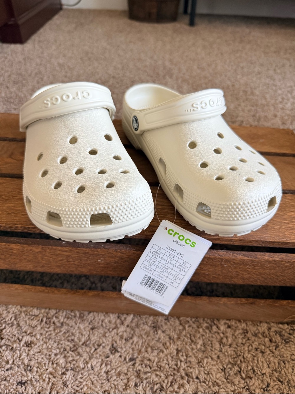 CROCS Classic Clog in Cream White